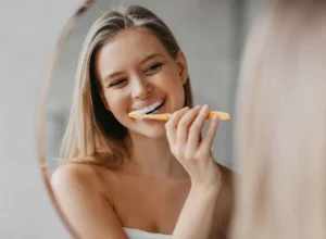 Gesunde Beißer, strahlendes grienen: der Identifizierungszeichen zur richtigen Zahnpflege