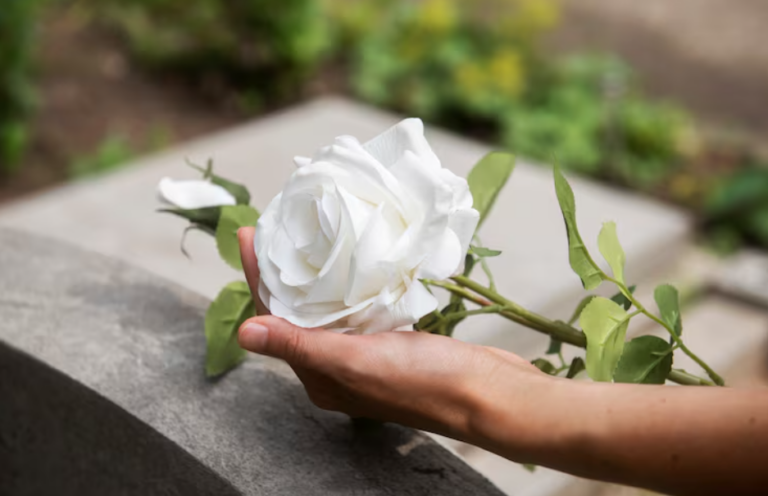 Was nach einem Todesfall zu erledigen ist: Wichtige Dienstleistungen für einen würdigen Abschied